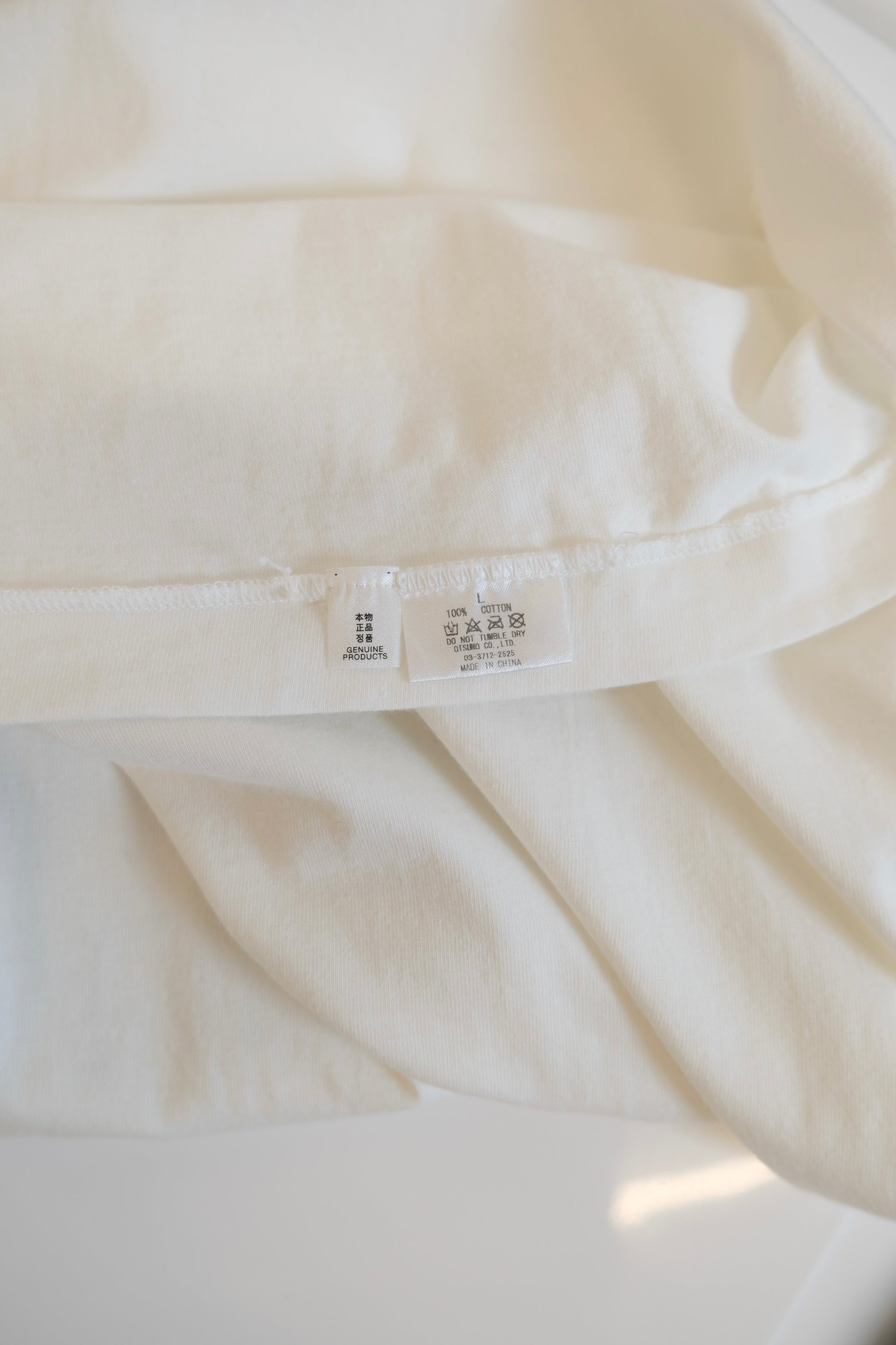 Human made T-shirt L White a man and a duck watching together